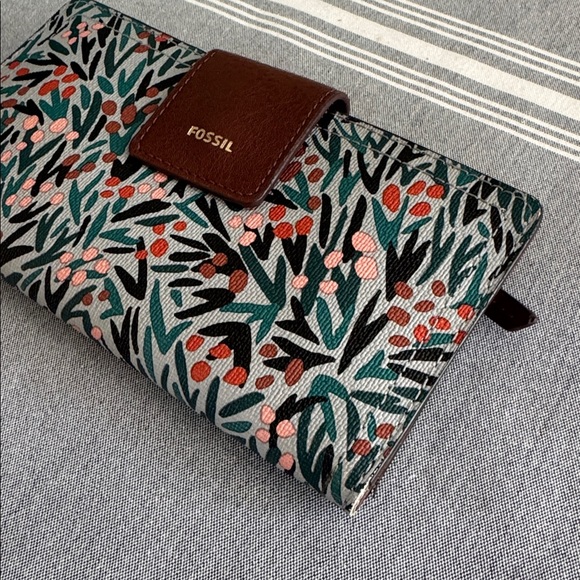 Fossil Logan RFID Tab Clutch Wallet - Picture 3 of 13